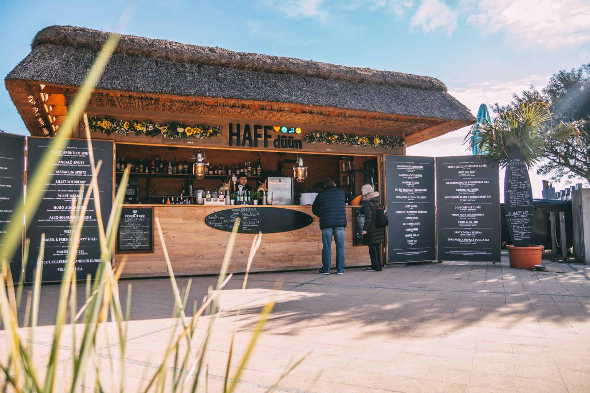 Die Beachbar HAFFdüün am Strand Haffkrug an der Lübecker Bucht