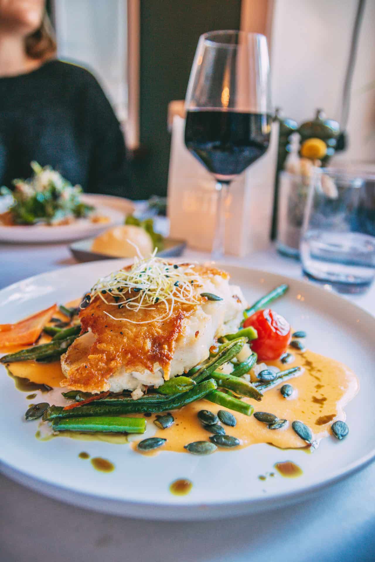 Fischfilet auf Soßenspiegel und Bohnen