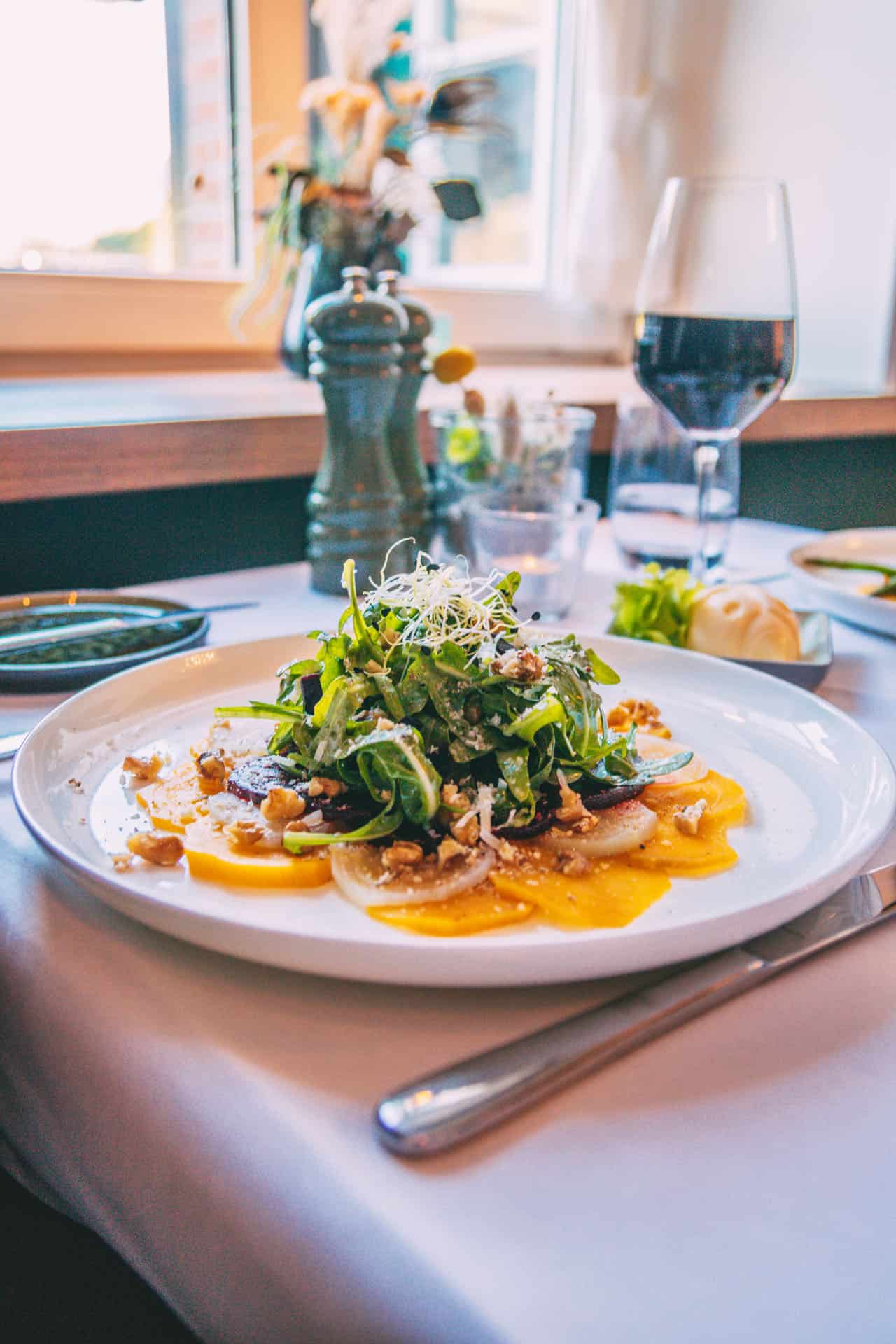 Gelbe Beete Carpaccio mit Rucola-Topping