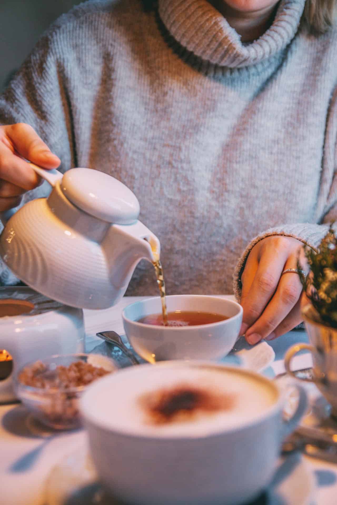 Finja schenkt sich Tee ein in ihre Tasse