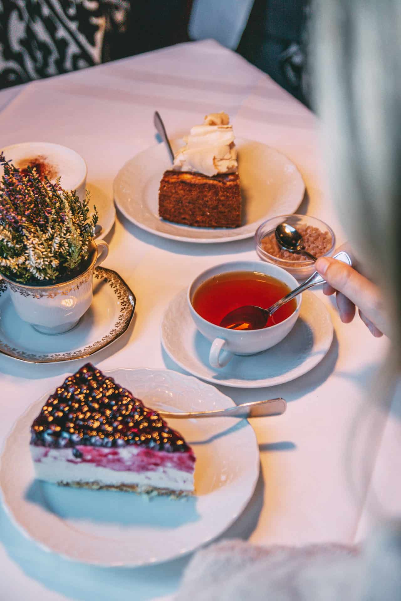 Gedeckter Tisch im Café mit Torten und Tee