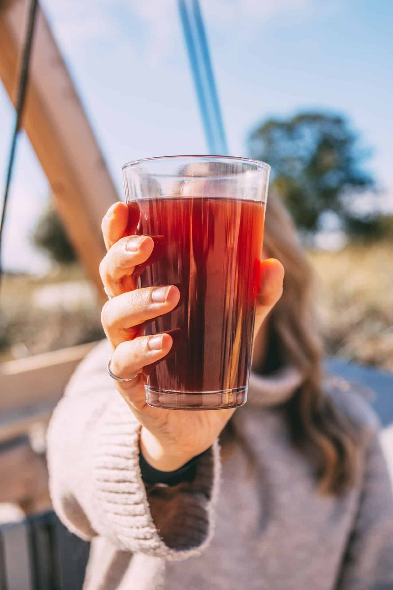 Finja hält ein Glas mit Punsch in die Kamera