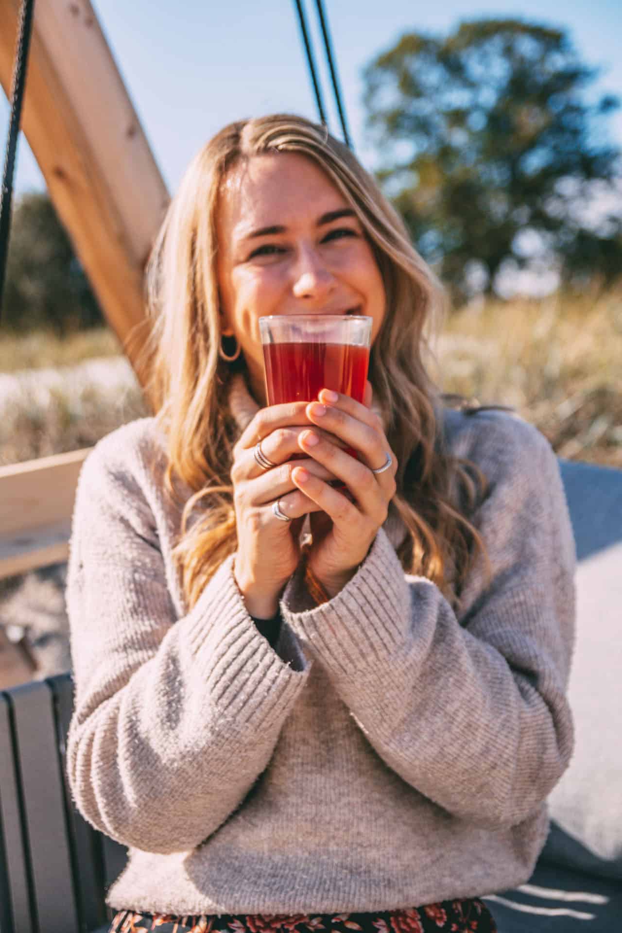 Finja hält ein Glas mit Punsch