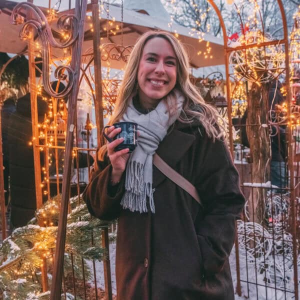 Finja mit Glühwein in der Hand auf dem Weihnachtsmarkt Stockseehof