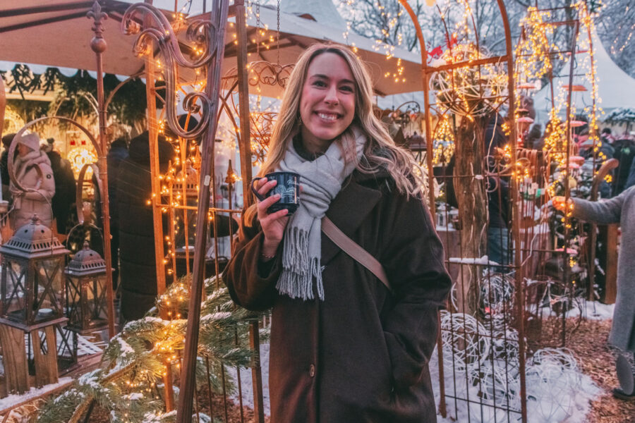 Finja mit Glühwein in der Hand auf dem Weihnachtsmarkt Stockseehof