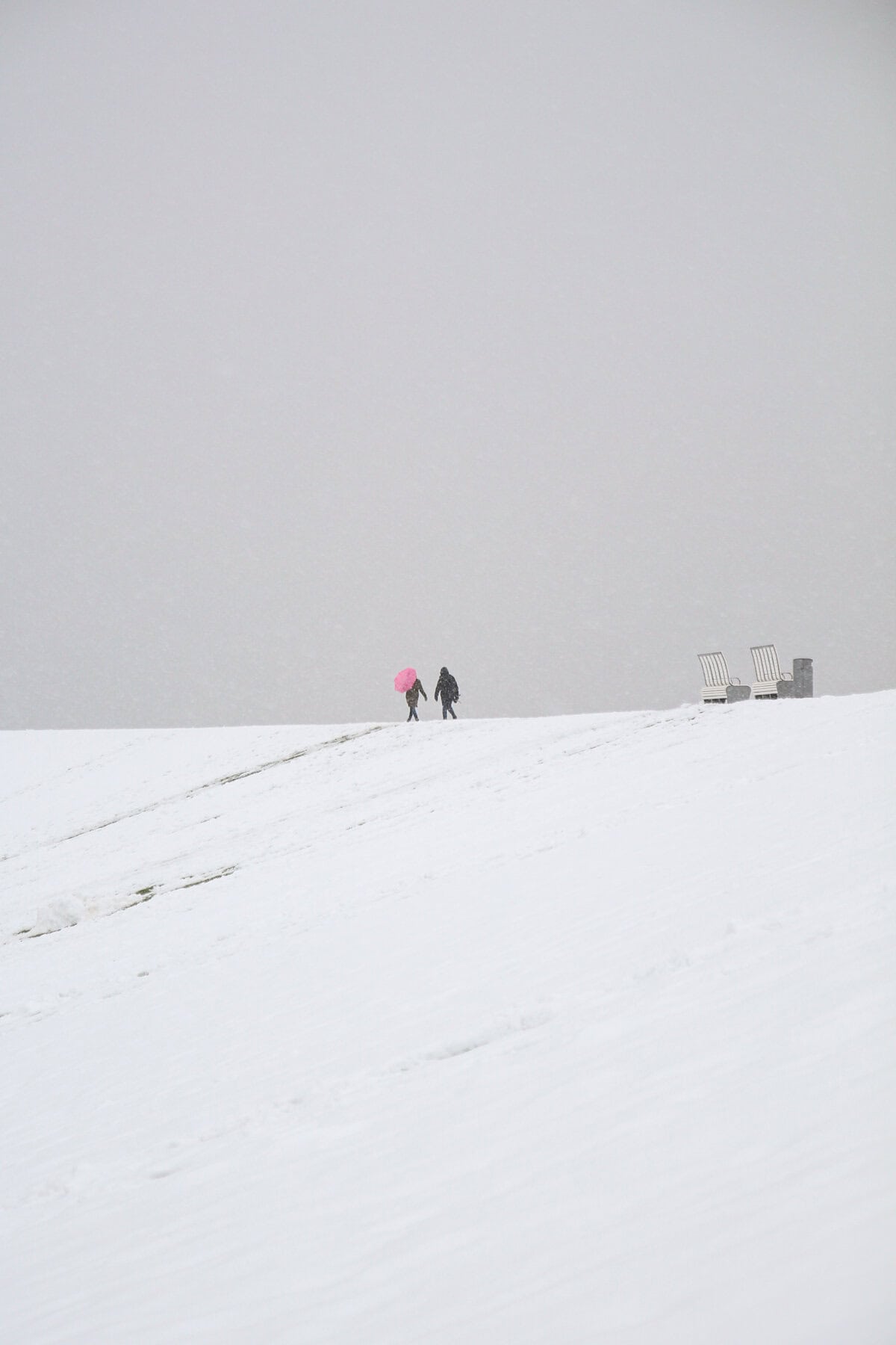 Spaziergänger auf Deich in Büsum