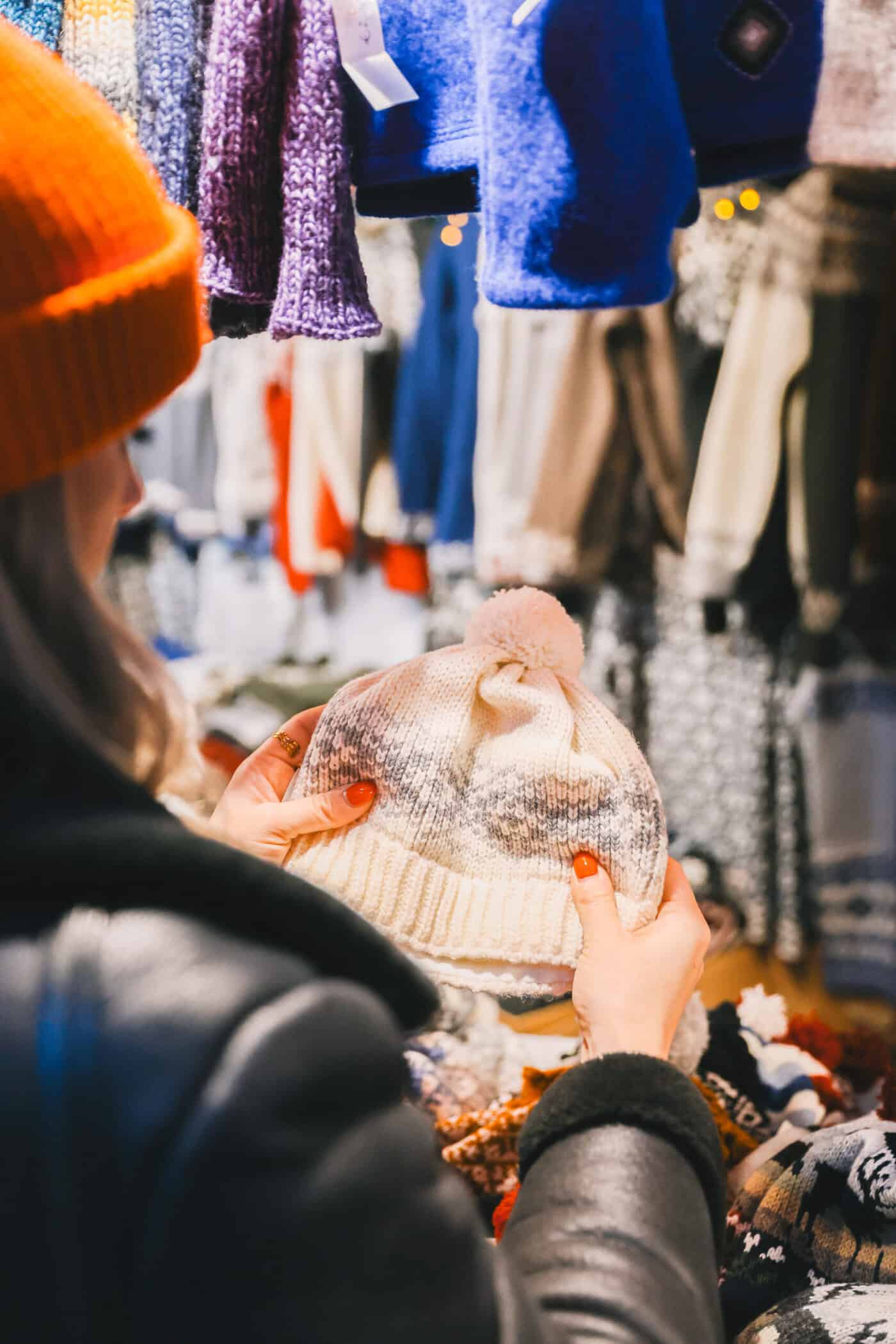 Stöbern auf dem Weihnachtsmarkt
