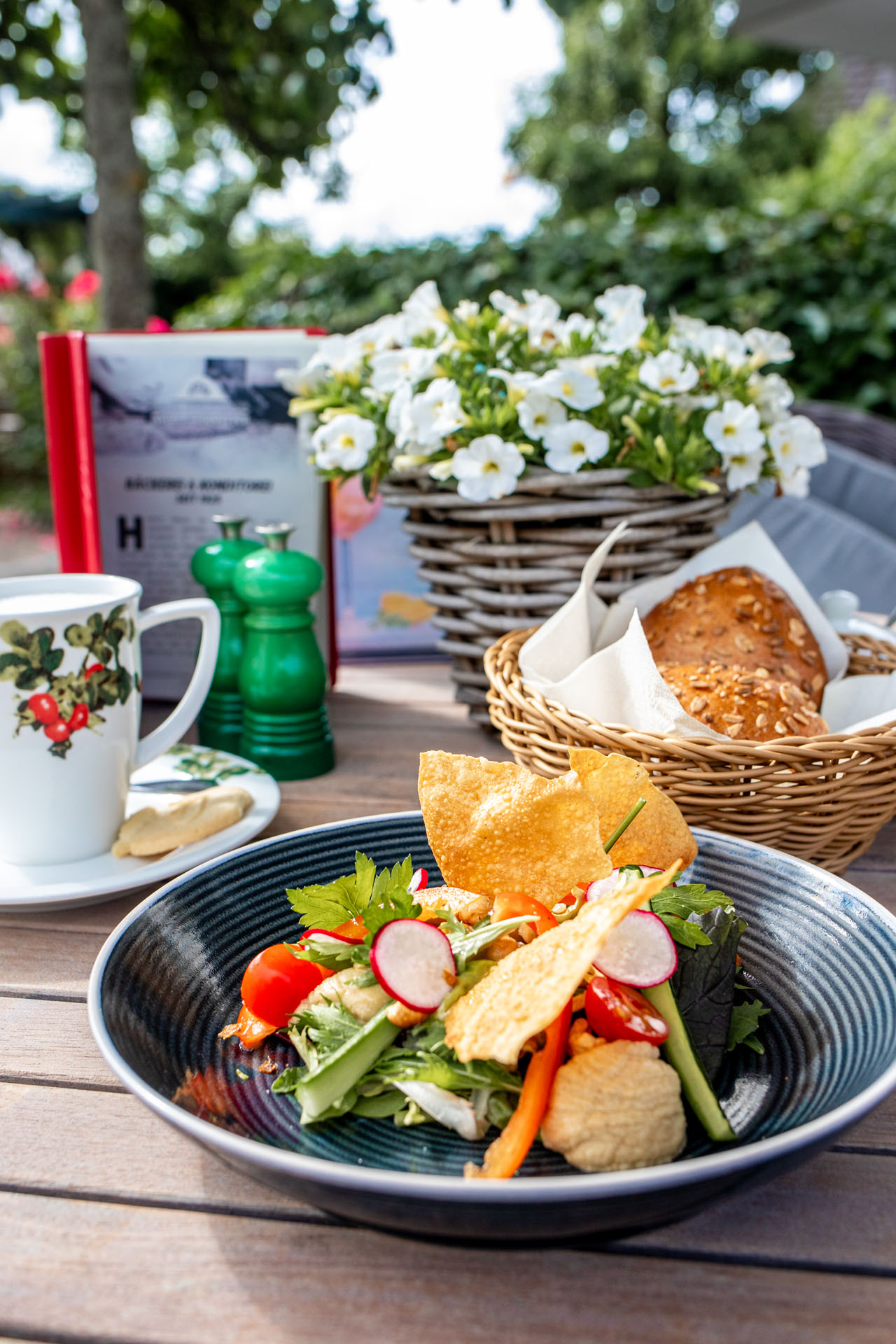 Frühstück im Café Ingwersen in Morsum draußen im Hof. 