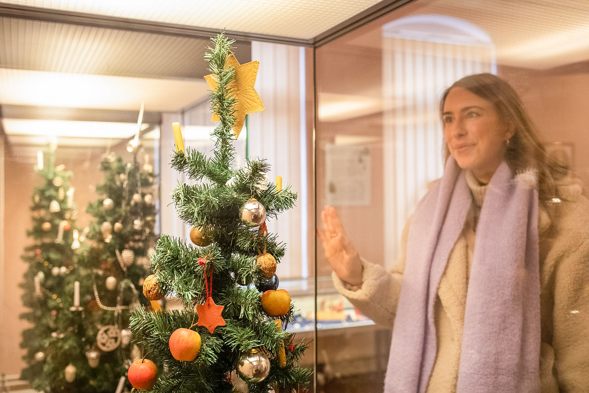 Finja Thiede betrachtet im Weihnachtsmuseum Husum einen dort ausgestellten Weihnachtsbaum.