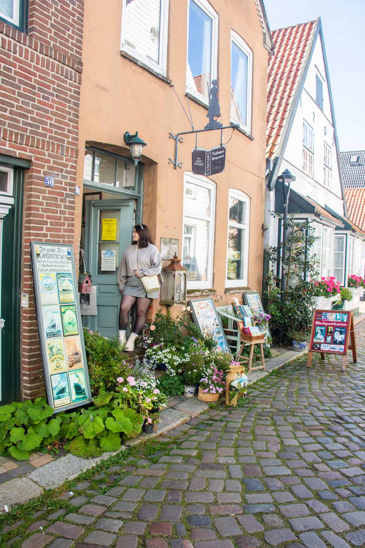 Kristina Kröger vor dem Antiquariat Streblow in Husum. 