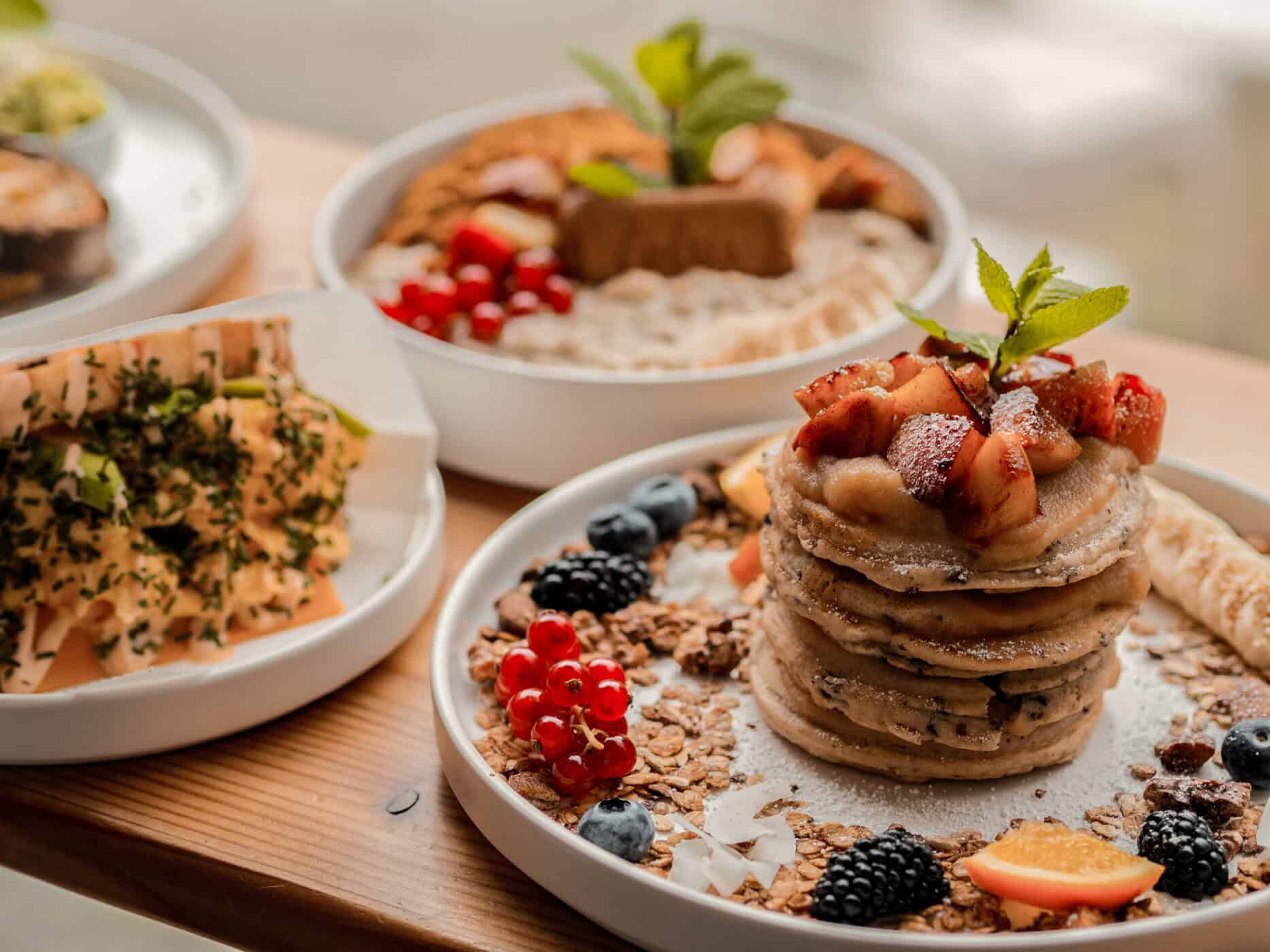 Bunt verzierte Pancakes und Porridge im TRUCYS Café in Hamburg