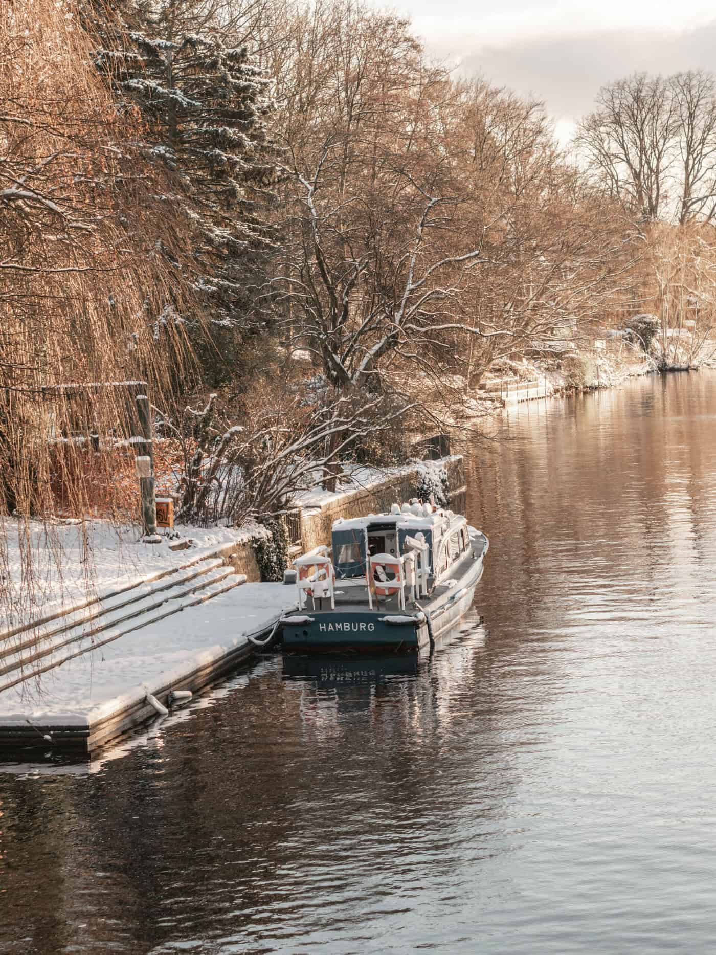 Ein kleines Boot mit der Aufschrift "Hamburg" an der Alster 