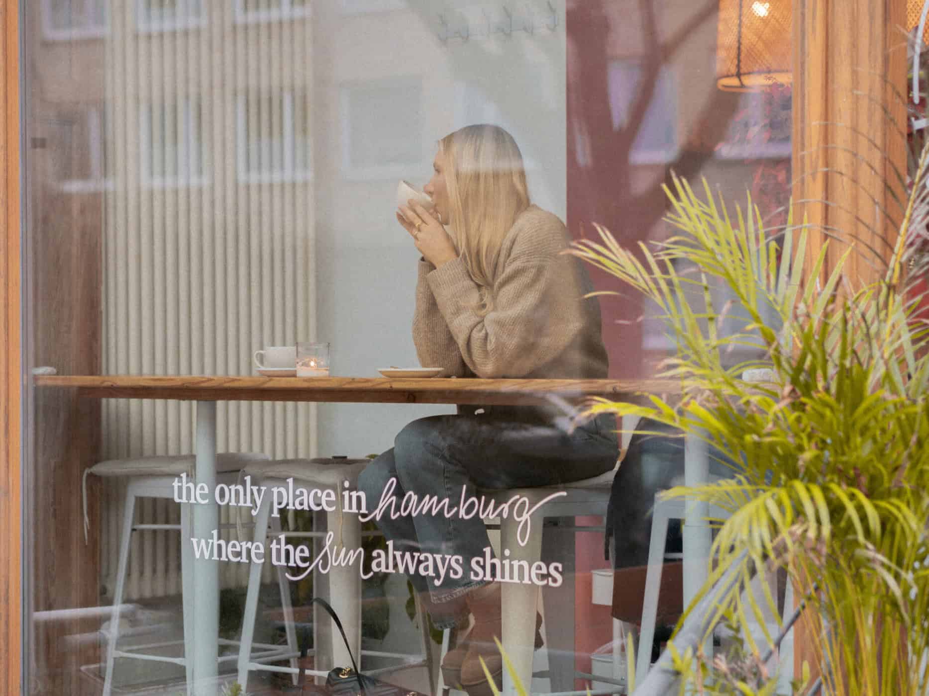 Blick von außen in TRUCYS Café in Hamburg