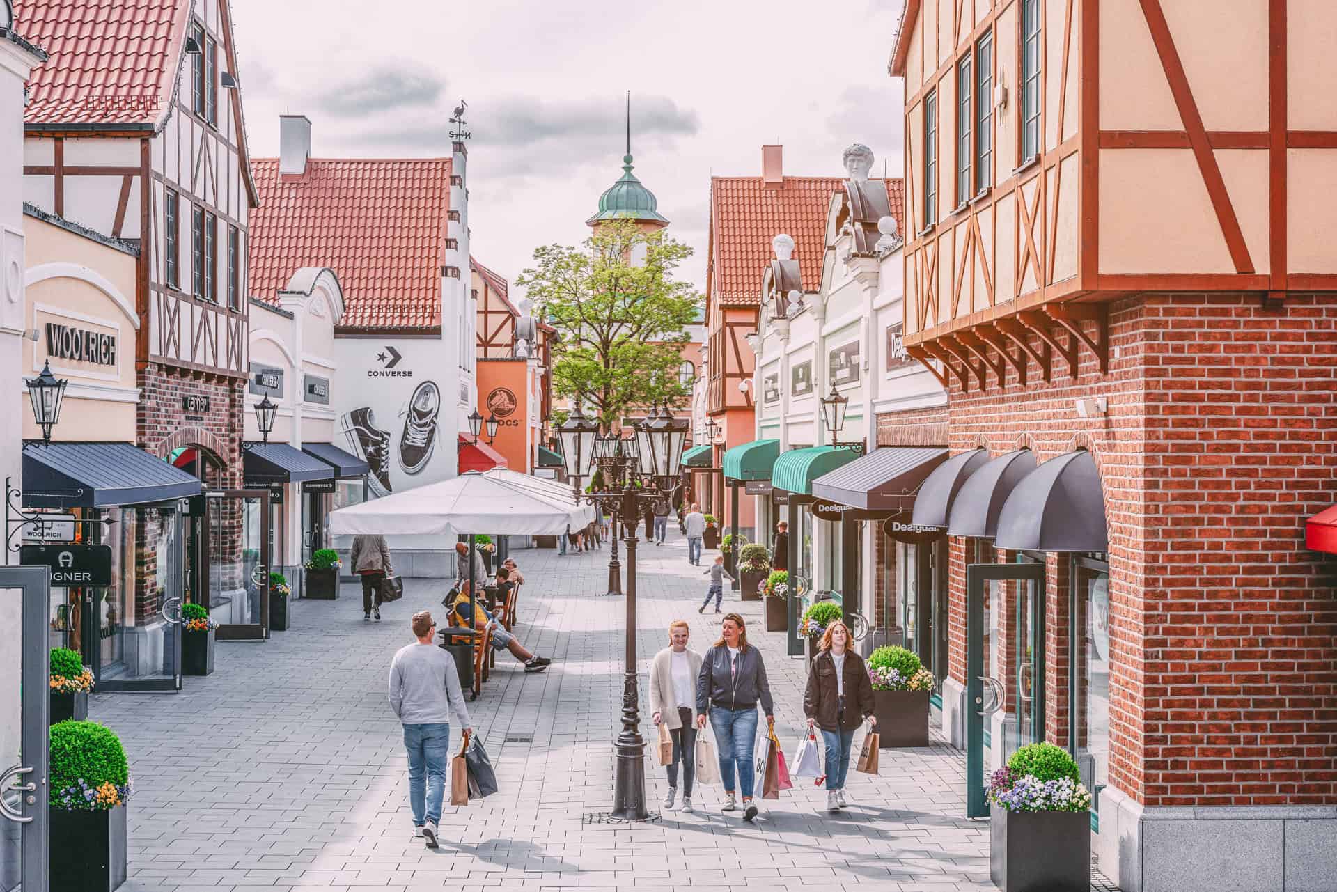 Menschen beim Shopping im Designer Outlet Neumünster