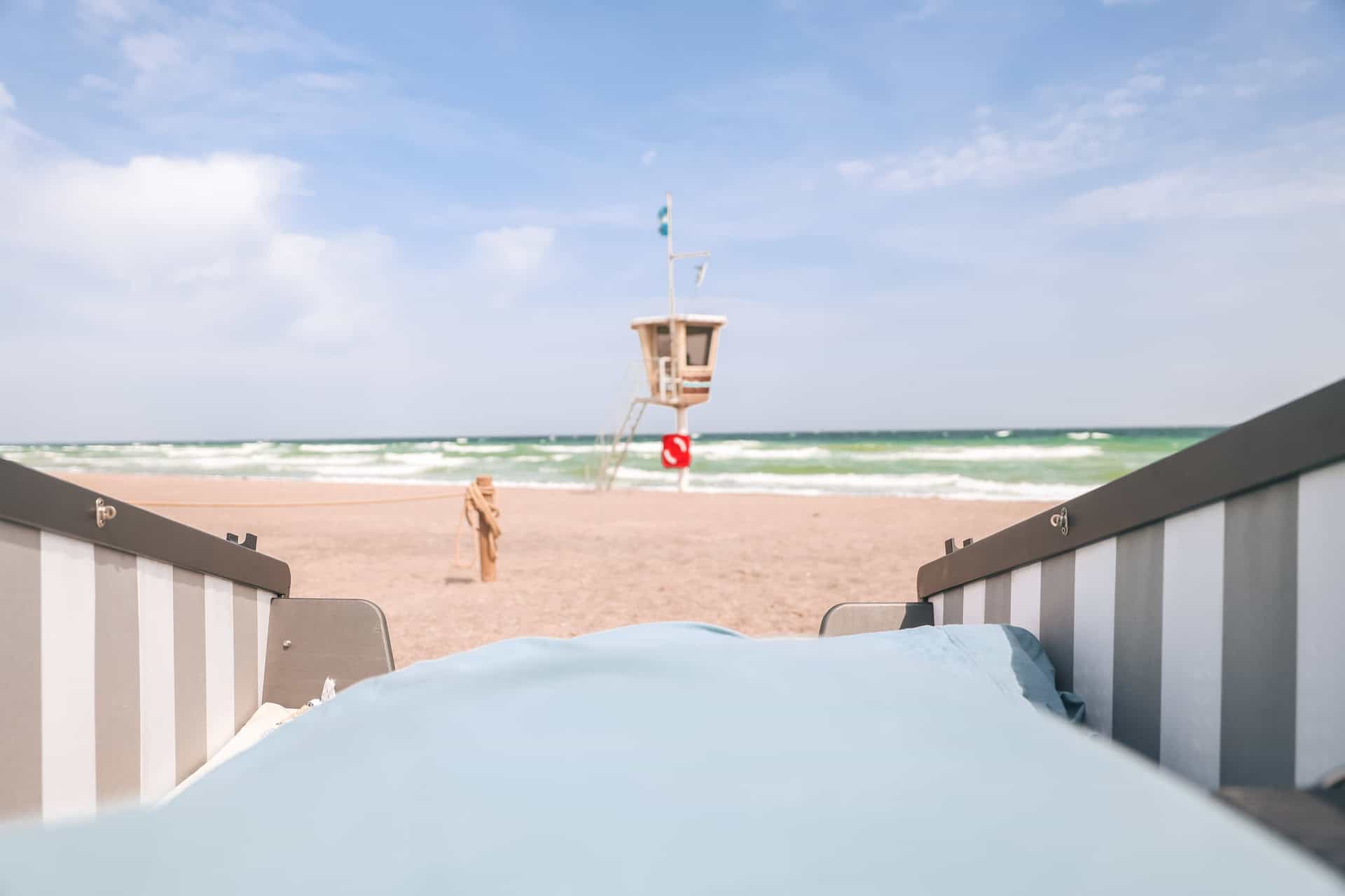 Blick aus dem Schlafstrandkorb auf das Meer