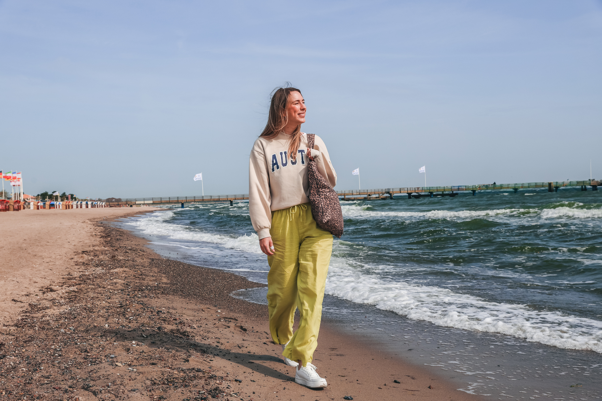 Finja spaziert am Strand von Dahme am Meer entlang