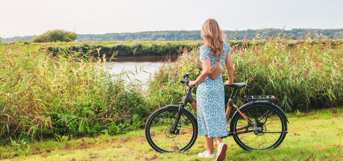 Finja mit E-Bike am Ufer der Stör