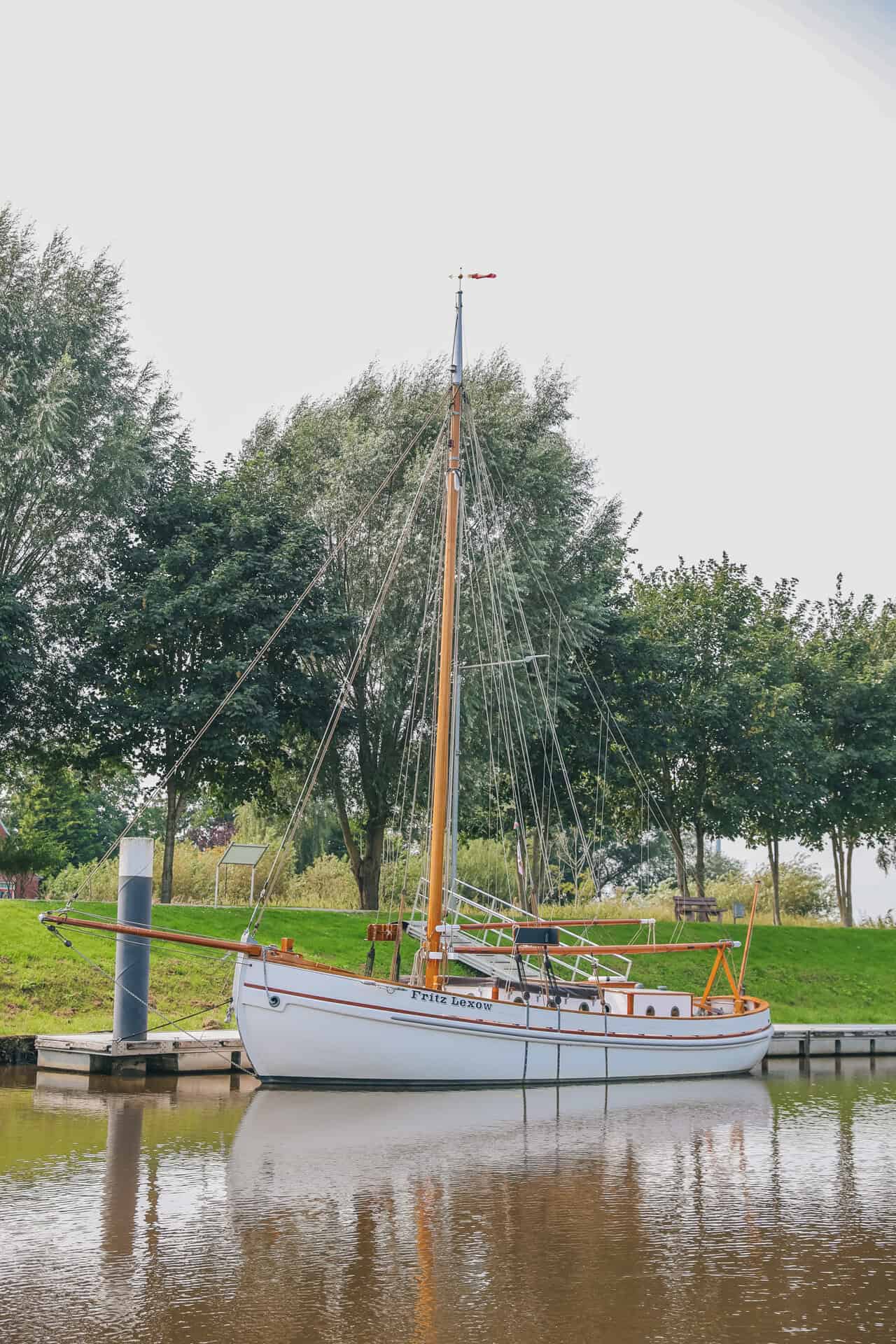Segelboot im Wasser