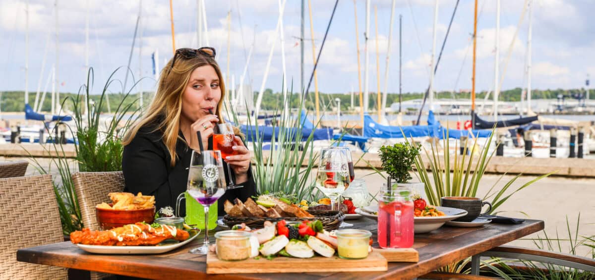 Maya auf der Terrasse des neuen Fischrestaurants von Jan&Hein&Klaas&Pit an der Kiellinie