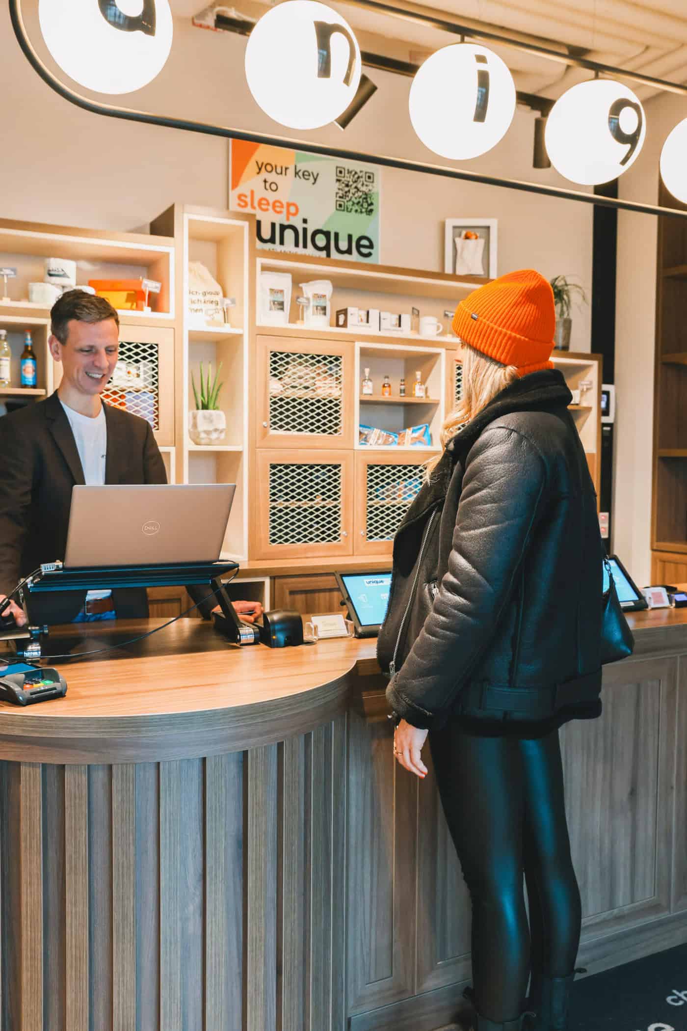 Kathrin checkt in das unique by ATLANTIC Hotel ein