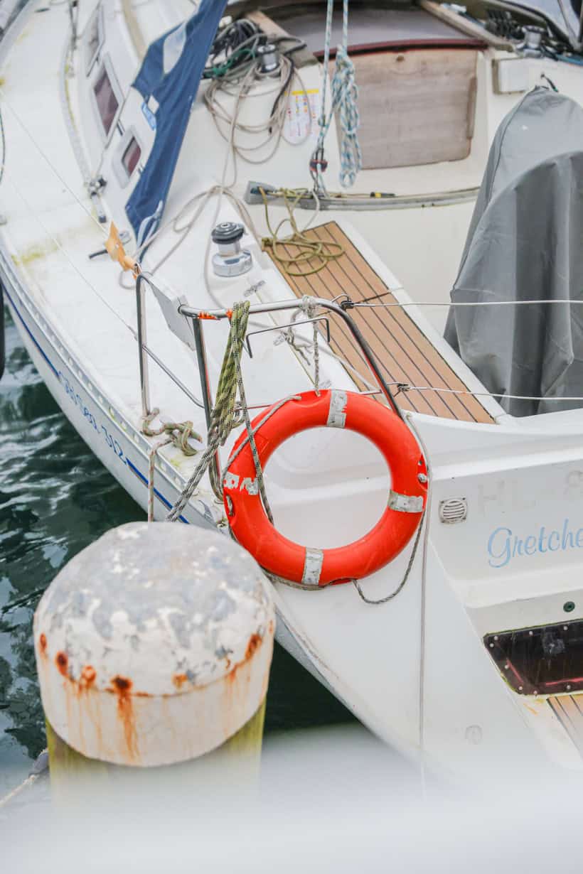 Rettungsring an einem Segelboot