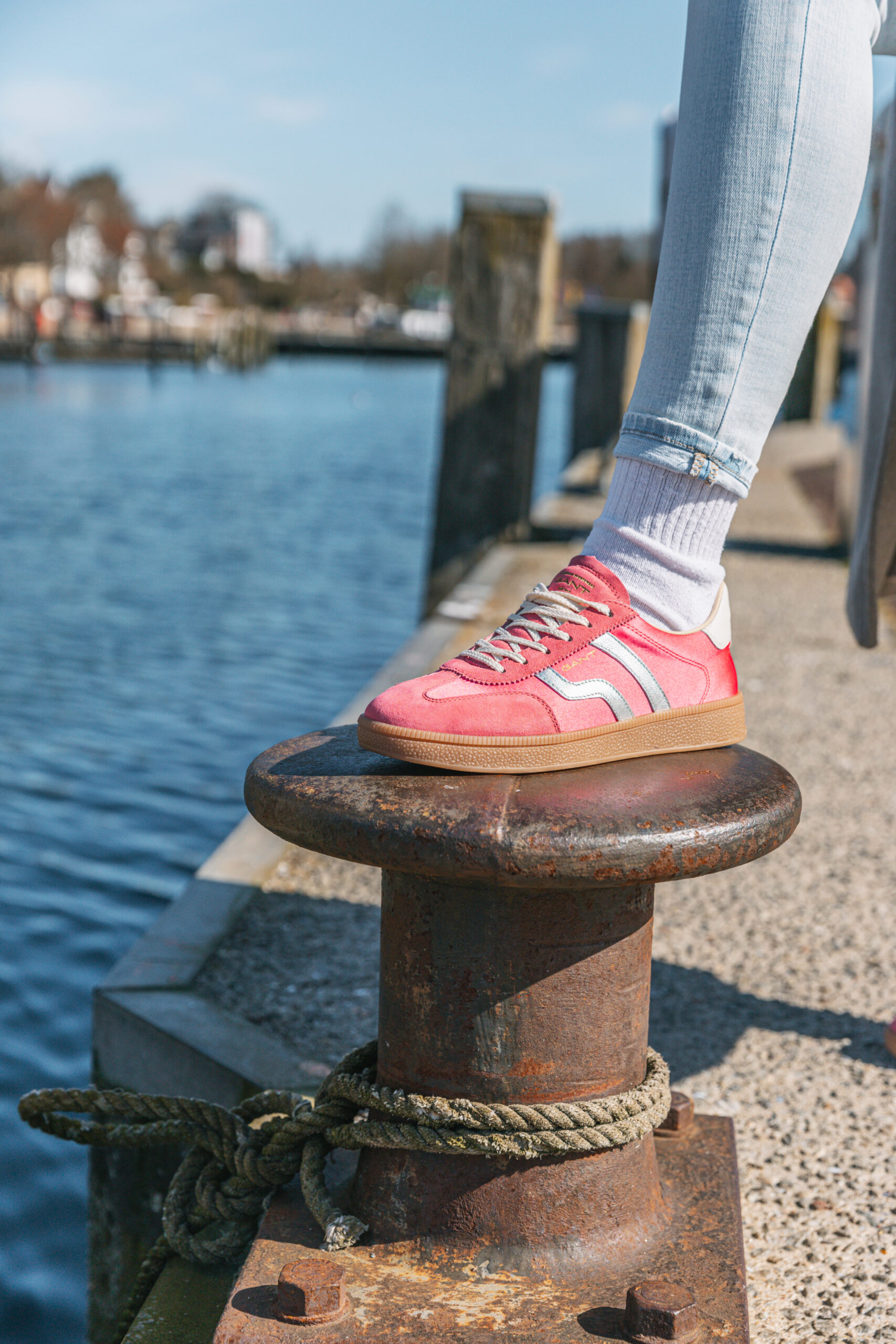 Kathrin am Eckernförder Hafen mit ihren neuen Schuhen von Krohn