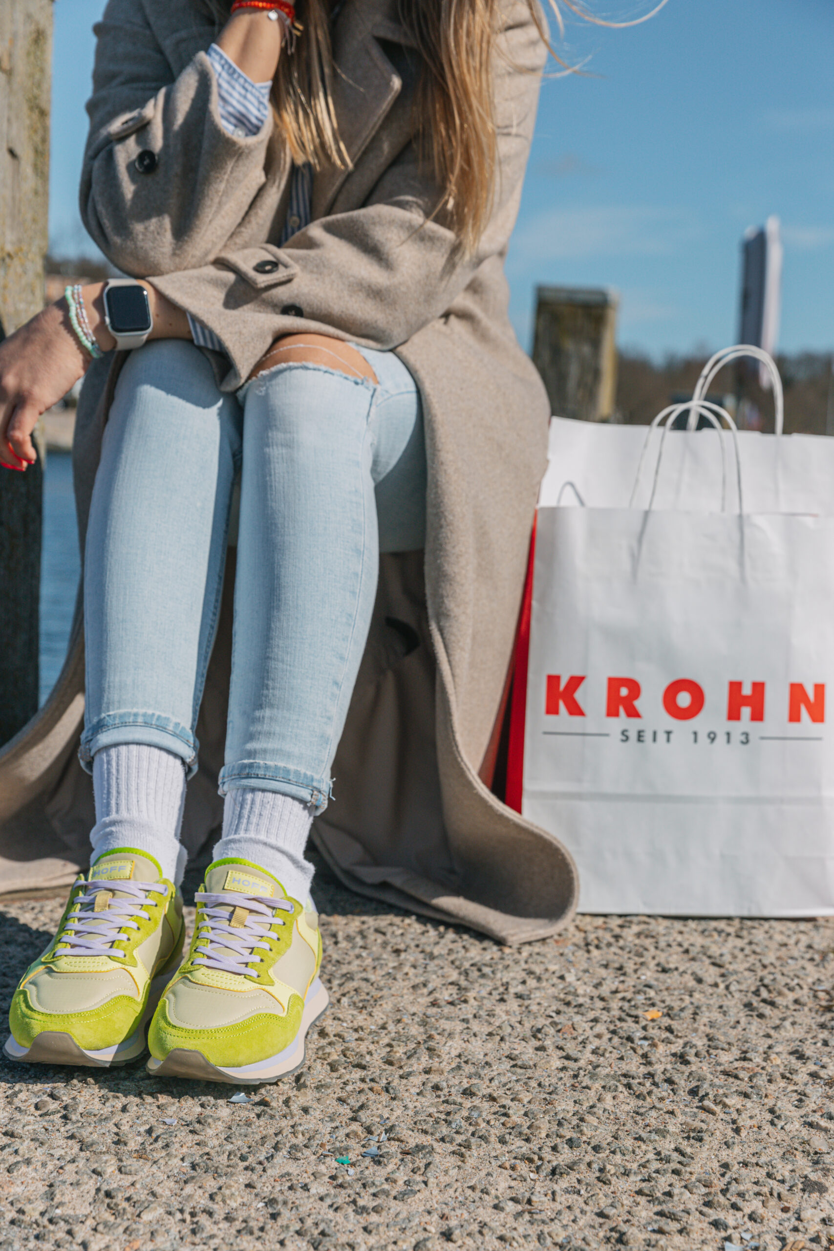 Kathrin am Eckernförder Hafen mit ihren neuen Schuhen von Krohn