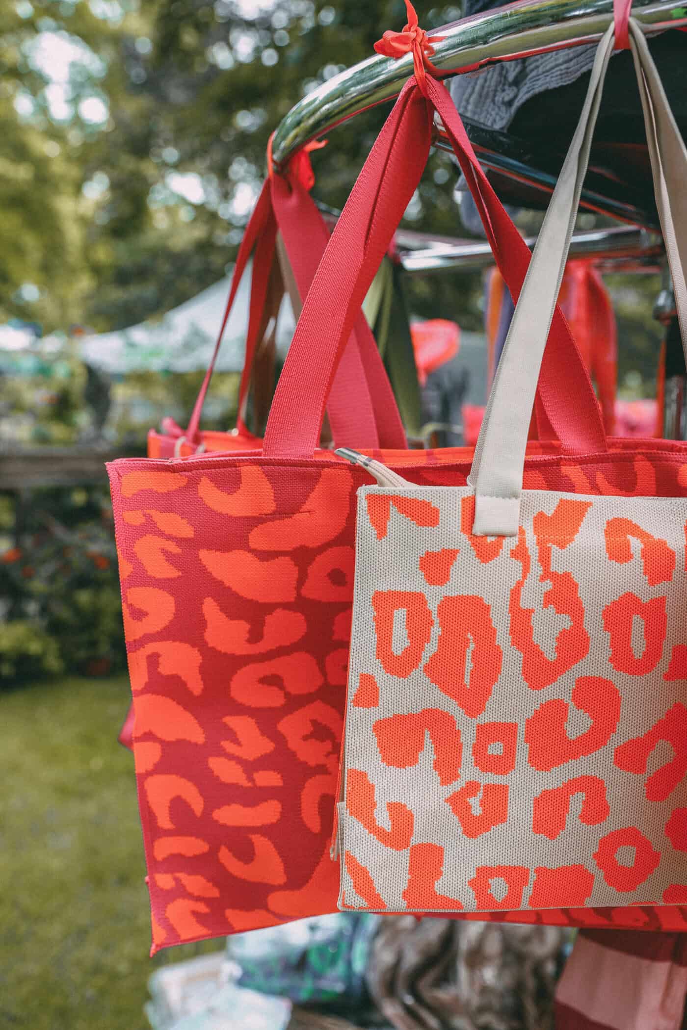 Aussteller mit Taschen