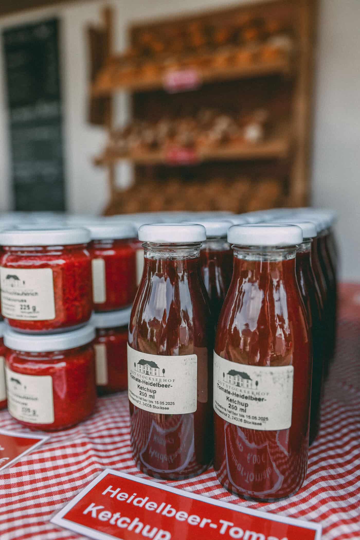 Selbstgemachte Marmelade und Brot vom Stockseehof