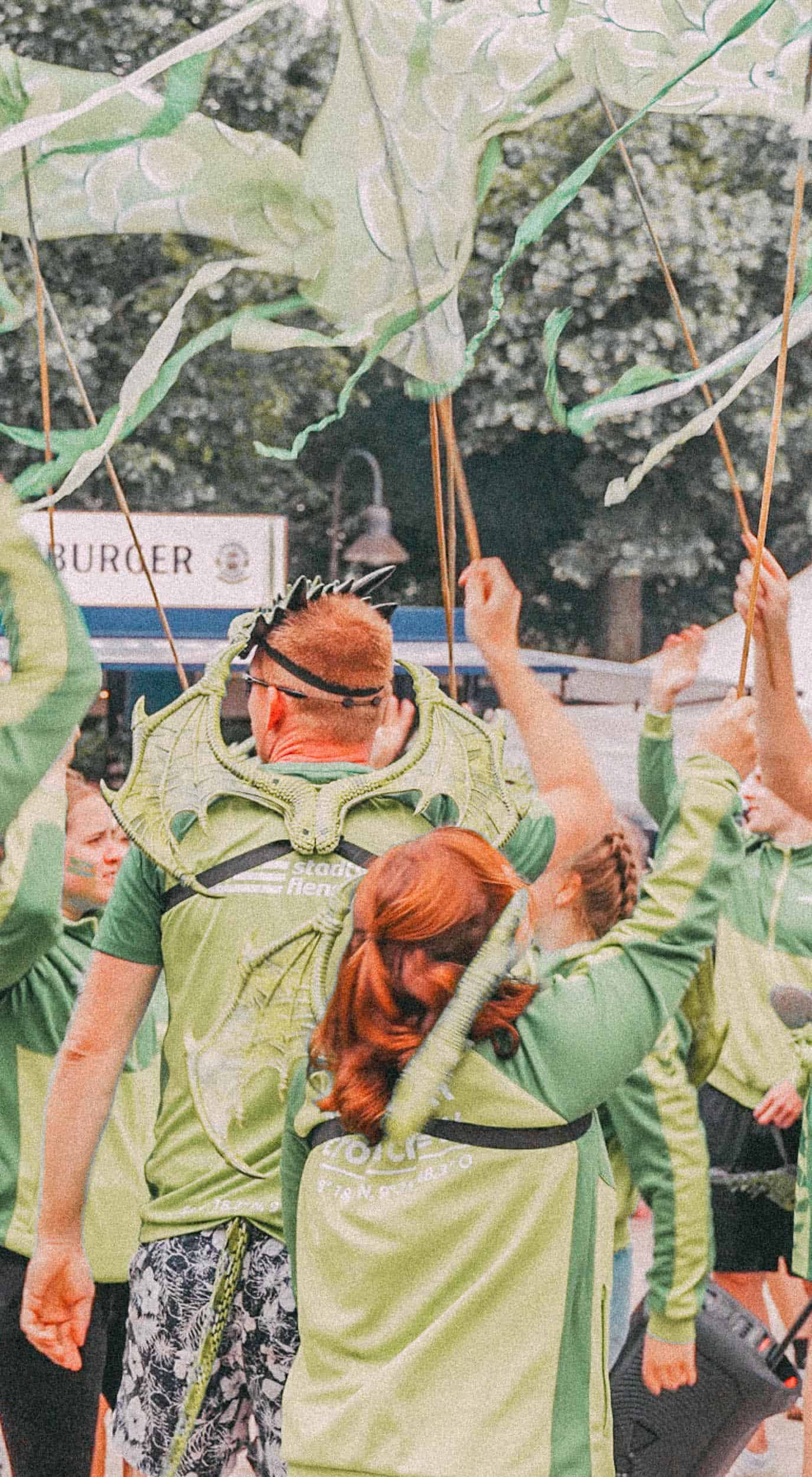 Feiernde Menschen