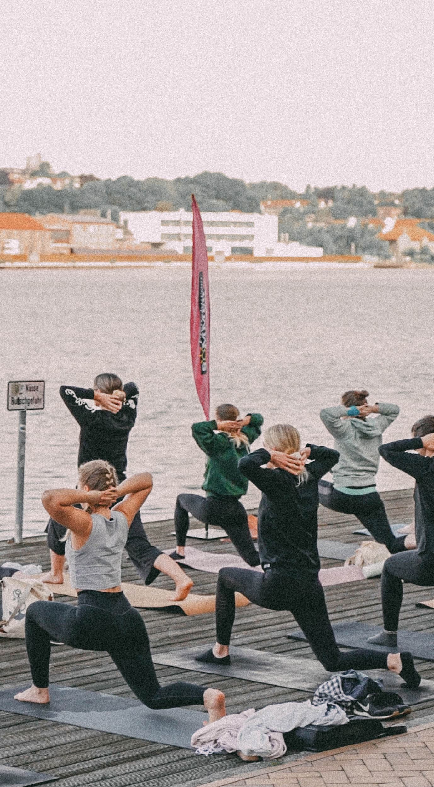 Yoga am Hafen beim Flensburger Sommer