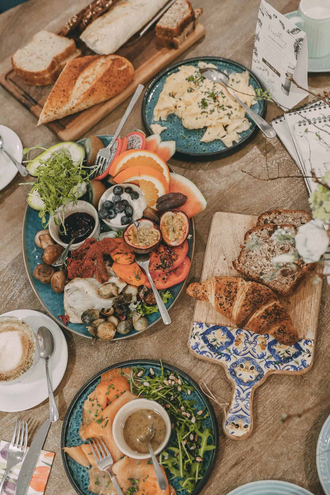 Frühstück im Künstlercafé