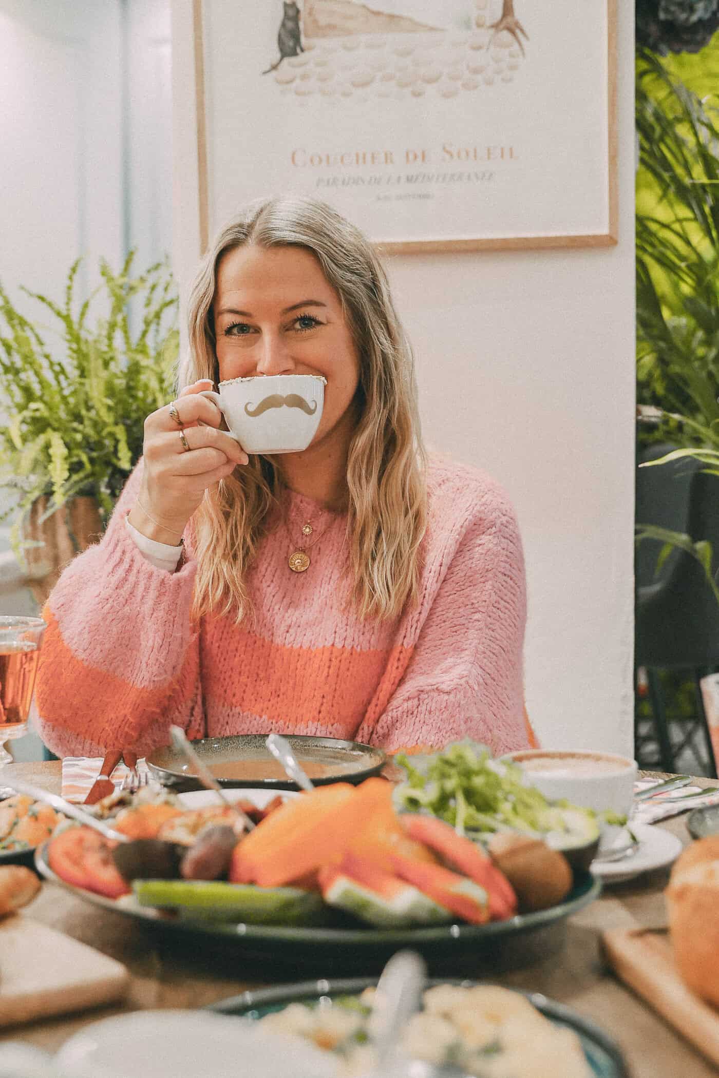 Frühstück im Künstlercafé