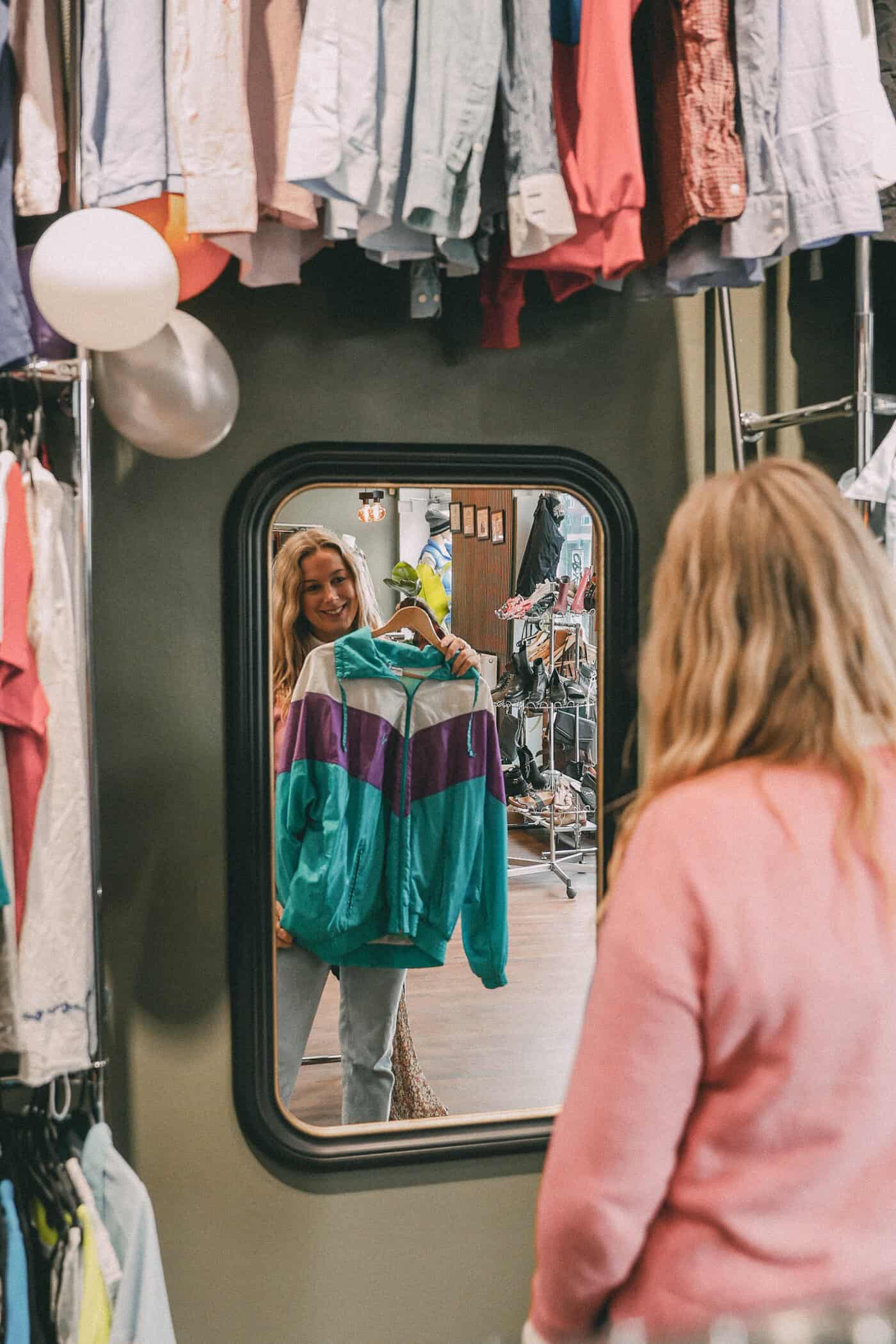 Jacke im Secondhandladen