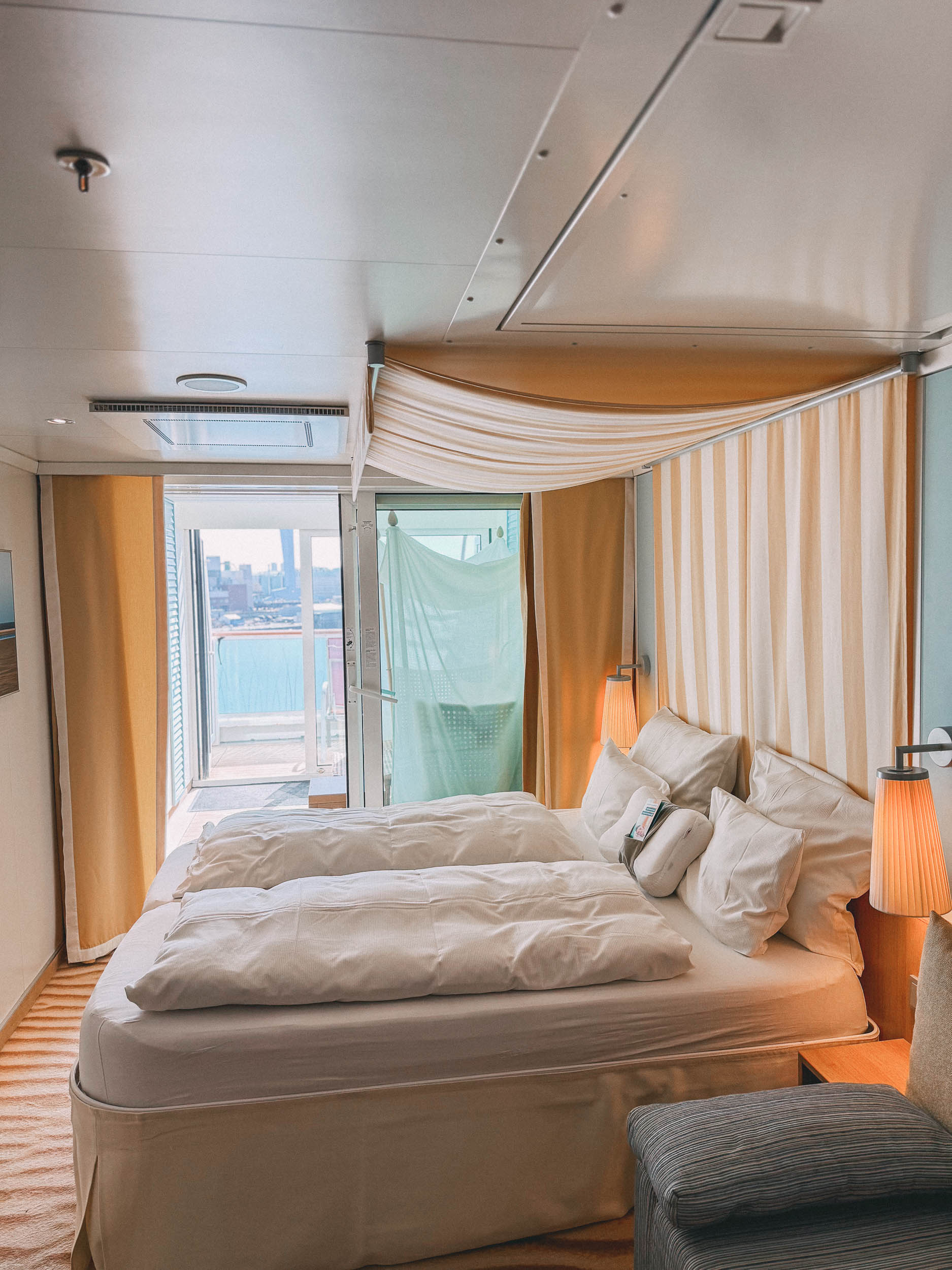 Zimmer mit Balkon