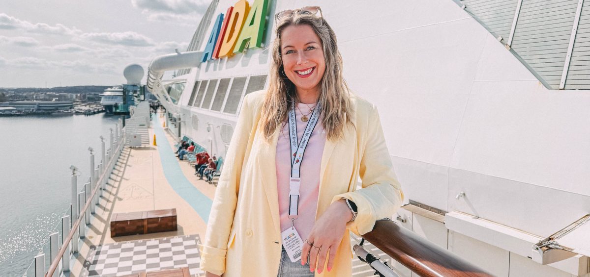 Förde Fräulein Kathrin steht auf Deck der AIDAprima