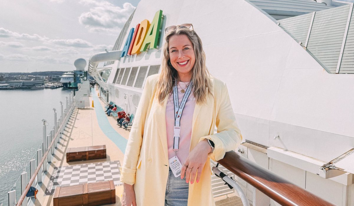 Förde Fräulein Kathrin steht auf Deck der AIDAprima