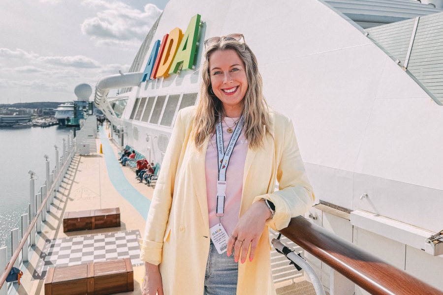 Förde Fräulein Kathrin steht auf Deck der AIDAprima