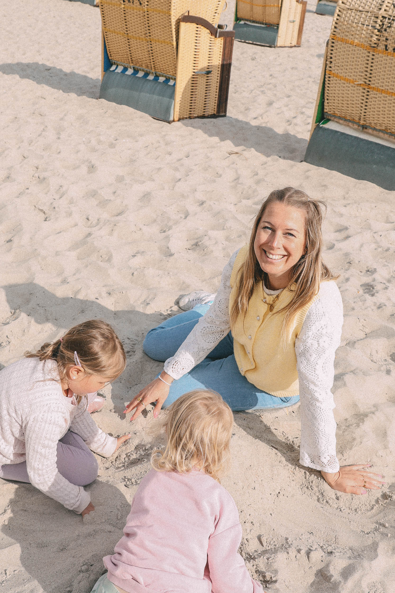 im Sand spielen am Südstrand beim Familenausflug nach Fehmarn