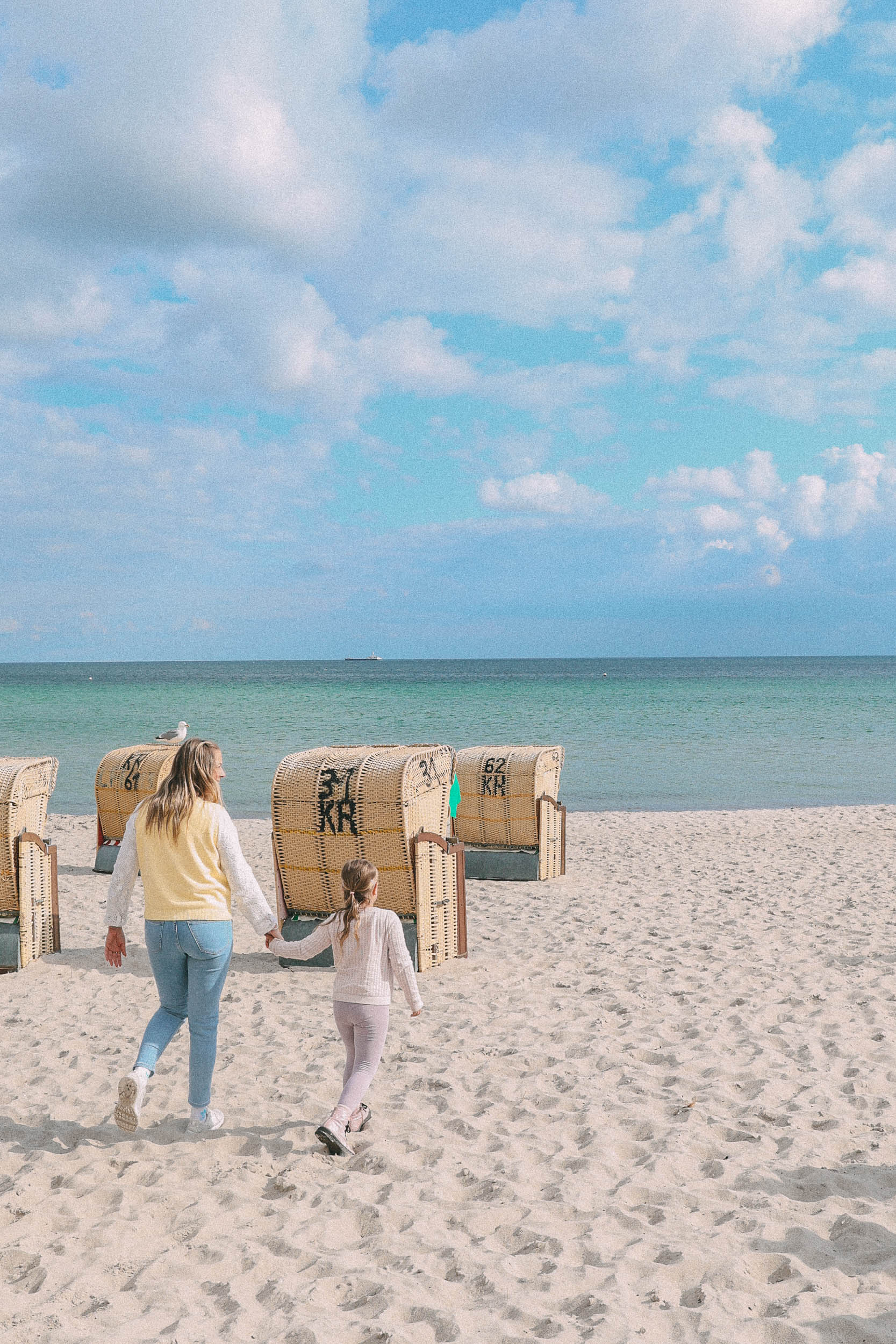 Am Strand spazieren gehen auf Fehmarn